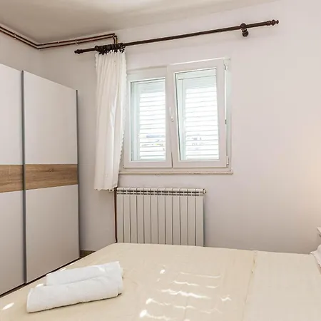 Apartamento Lovely In Kastel Novi With Wifi