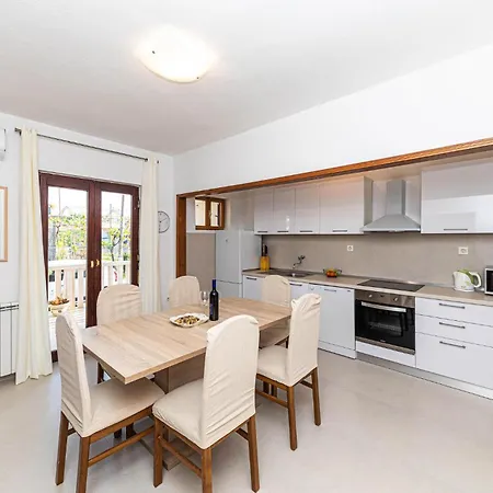 Apartamento Lovely In Kastel Novi With Wifi Kaštela