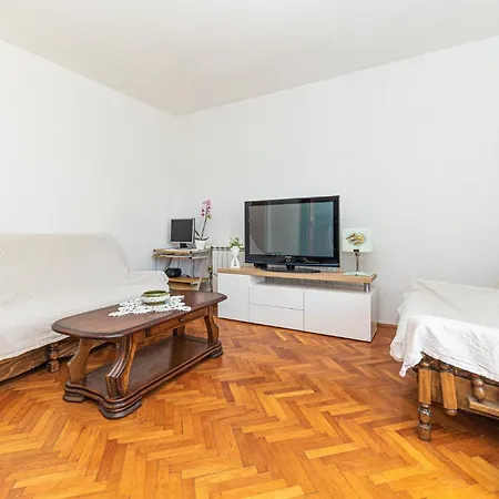 Apartamento Lovely In Kastel Novi With Wifi Kaštela