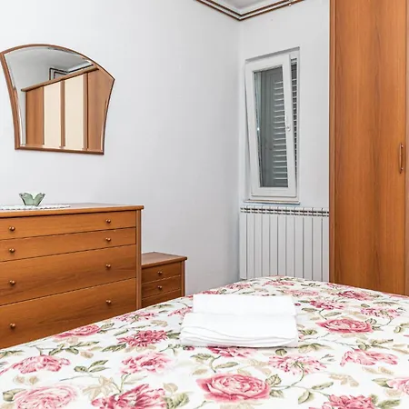 Apartamento Lovely In Kastel Novi With Wifi