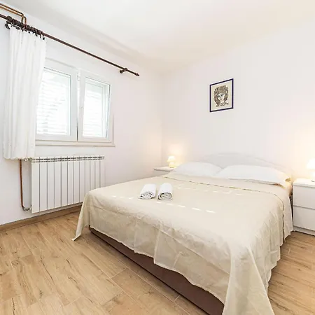 Appartement Lovely In Kastel Novi With Wifi *