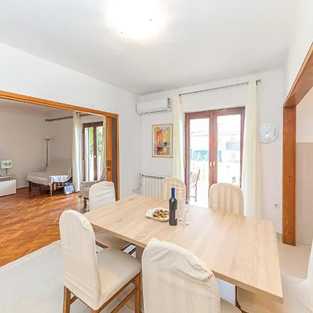Appartamento Lovely In Kastel Novi With Wifi